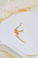 Load image into Gallery viewer, Steel swallow pin brooch - BH500022: Gold