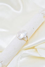 Load image into Gallery viewer, Gold Steel Oval Mother-Of-Pearl Ring